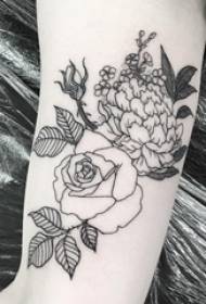 Meitenes roka uz melni pelēkas skices literāri izsmalcināta šika ziedu tetovējuma attēla