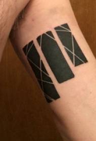 Ruke na crno-bijelim sivim stilom geometrijskih elemenata pravokutnika jednostavne slike ličnosti tetovaže