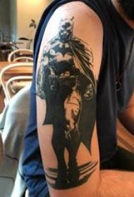 Batmano tatuiruotės berniuko herojus ant rankos pobūdžio Batmano tatuiruotės nuotrauka