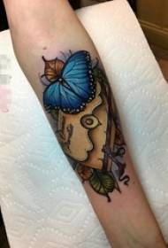 Chica con mariposa pintada y sobre tatuaje en el brazo
