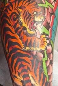 Хлопчик рука на намальовані малюнок квітка рука тигр татуювання