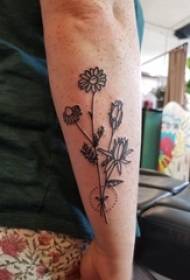 Zēni roku uz melnas līnijas literāri skaisti ziedi skaisti tetovējums attēlus
