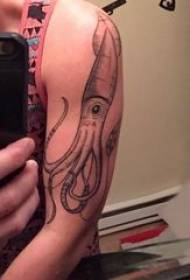 Črno hobotnico tatoo dekle črno sliko hobotnice slika na roki