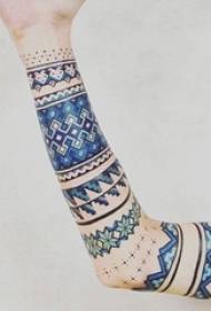 Der Arm des Mädchens gemalt auf unbedeutenden Linien geometrische Mustertätowierungsbilder