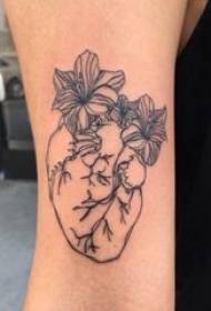 Braço de garota de padrão de tatuagem de coração no padrão de tatuagem de coração