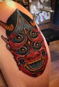 Jongen earms skildere op gradiënt ienfâldige rigels horror as tatoeëerfoto's