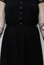 სკოლის მოსწავლე მკლავზე შავი pricked მელნის აბსტრაქტული ხაზის tattoo სურათზე