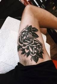 Smuk sortgrå rosetatoveringsbillede på drengens arm