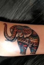 여학생 팔 그린 수채화 창조적 인 인도 패턴 코끼리 문신 그림