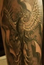 Leungeun lalaki dina warna hideung sareng abu-abu kreatif phoenix jangjang tato gambar