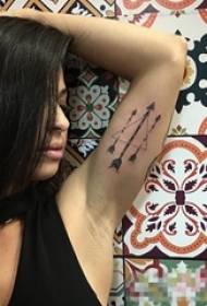 Tyttö käsivarsi mustalla rivillä luonnollinen kaunis ruusu tatuointi kuva