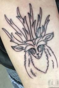 Gadis lengan pada gambar tato rusa segar garis hitam
