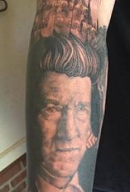 Tatuaż postaci portret męskiej ręki na czarnym obrazie portret osoby tatuaż