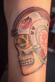 Матэрыял татуіроўкі на руках, мужчынская рука, каляровы малюнак татуіроўкі чэрапа
