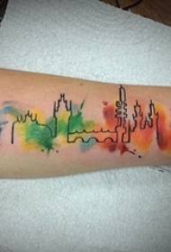 Skolepiglens arm malet på geometriske linjer med blæk arkitektoniske tatoveringsbilleder