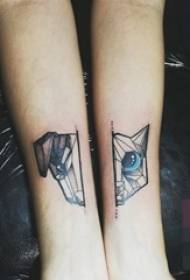 Βραχίονα του κοριτσιού σε μαύρο και άσπρο γεωμετρική εικόνα αγκάθι τέχνασμα ζώο τατουάζ ζώων