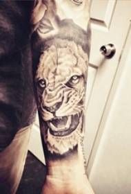 Zēna roka uz melna pelēka punkta ērkšķa abstraktas līnijas mazu dzīvnieku tīģera tetovējuma attēla