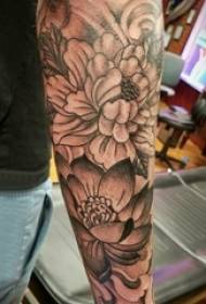 Literárne kvetinové tetovanie, mužské rameno, nad obrázkom tetovania umeleckých kvetov