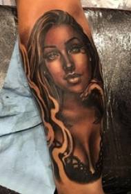 O braço do menino na técnica de espinho de ponto de esboço cinza preto apenas imagens de tatuagem de retrato de beleza