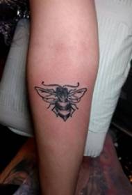 팔에 작은 꿀벌 문신 만나고 작은 꿀벌 문신 그림
