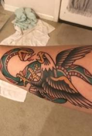 男生手臂上彩绘水彩素描霸气经典老鹰纹身图片