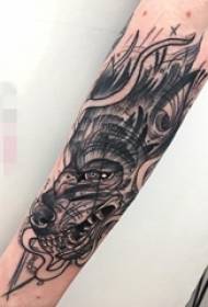 Arm zwart en wit grijs stijl punt doorn eenvoudige schets wolf klein dier tattoo foto