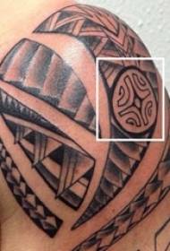 Mga Lalaki sa Arms sa Black Grey Sketch Sting Tips Malikhaing Pagdoble ng Totem Tattoo Larawan