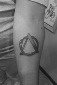 Triángulos de tatuaje brazos de estudiante masculino en imagen de triángulo de tatuaje gris negro