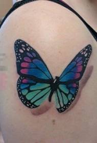 Mergaitės ranka nutapė mažo gyvūno stereo geometrinio drugelio tatuiruotės paveikslėlį