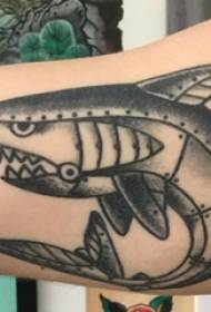 Хлопчики руку на чорних уколах геометричних простих ліній зображень татуювання дрібних тварин механічних акул
