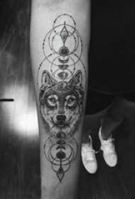 Kapljica krv vučje glave tetovaža slika dječakova ruka crna geometrijska slika vučje glave tetovaža