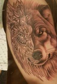 Tattoo wolf shugaban maza dalibi hannu a kan baki tattoo wolf shugaban hoto