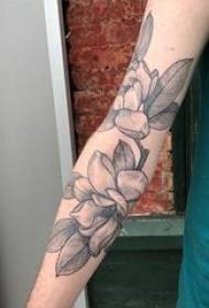 စာပေပန်းပွင့် tattoo, မိန်းကလေးရဲ့လက်မောင်းပေါ်မှာလှပသောပန်းပွင့်တက်တူးထိုးဓာတ်ပုံ