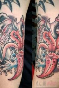 Jungen auf dem Arm malen Fähigkeiten Tintenfisch und Hai Tattoo-Bilder