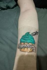Cupcake Tattoo Girl Cupped Цветное изображение с татуировкой кекса