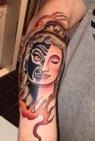 Tatuiruotės budo figūra vyro ranka ant liepsnos ir budo tatuiruotės paveikslas
