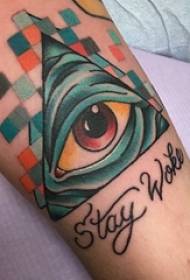 Tatuiruotos Dievo akys Vyro rankos ant spalvoto Dievo akių tatuiruotės paveikslo