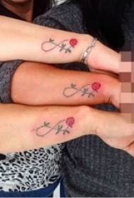 Vasaras meiteņu literāri mazs svaiga vienkārša tetovējuma raksts