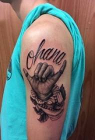 Jongens armen op zwart grijs schets Sting Tips Creatieve gebaren Tattoo foto