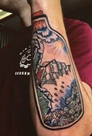 Seilboot tatoeëermerk manlike arm op gekleurde seilboot tatoeëermerk