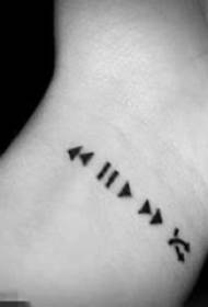 Tyttö käsivarsi mustalla luonnoksella musiikki-painiketta tatuointi kuvaa