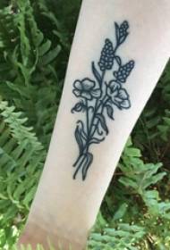 Ramię dziewczyny tatuaż fioletowego kwiatu na obrazie tatuaż czarny kwiat literacki
