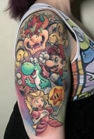Tatuatge de braç material de tatuatge de dibuixos animats de colors sobre el braç de la noia