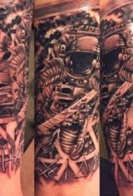 男孩的手臂上黑色灰色素描點刺技能創意霸氣宇航員紋身圖片