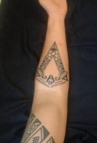 Tribal totem tattoo Męski obraz tatuażu plemiennego na czarnym ramieniu