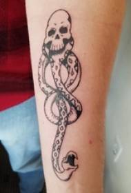 Zēna roka uz melni pelēkas skices punkta ērkšķa trika galvaskausa dominējošā čūskas totēma tetovējuma bilde