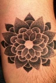 Wêneyê kurê Lotusê Tattoo li ser wêneya lotusê bi xalîçeya tarî ya kesk