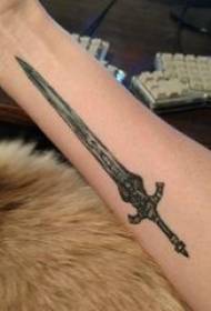 Miekka tatuointi pojan käsi mustalla miekalla tatuointi kuvaa