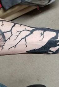 Jongens arm op zwarte prikken tips geometrische lijnen maan en dode boom tattoo foto's