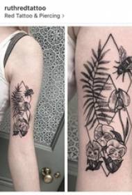 검은 문신에 기하학적 꽃 문신 패턴 여자 팔 기하학적 꽃 문신 패턴